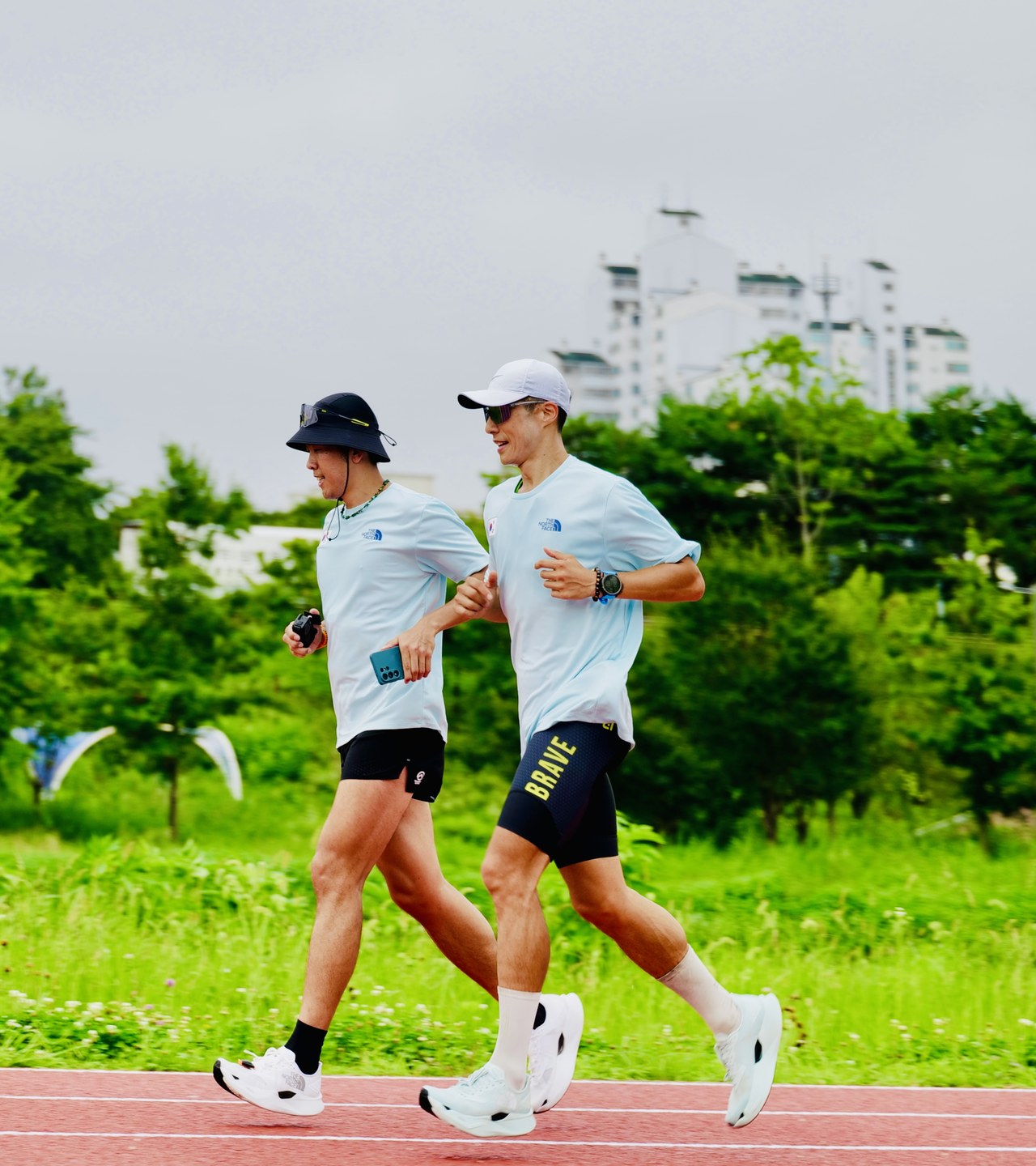 함께 달리는 두 사람